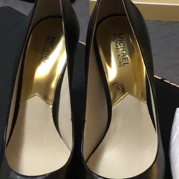 MK black pump with gold studs on toe, new,never worn, size 10M - Picture 5 of 7